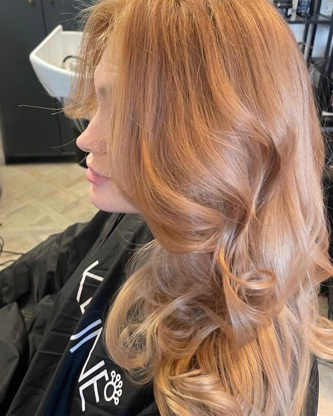 Balayage caramel cu bucle lejere, lucrare Paula Zama