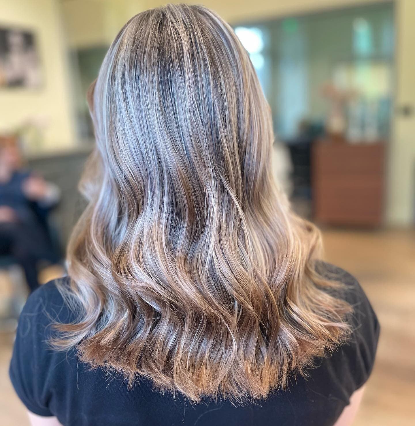 Balayage blond cu bucle lejere